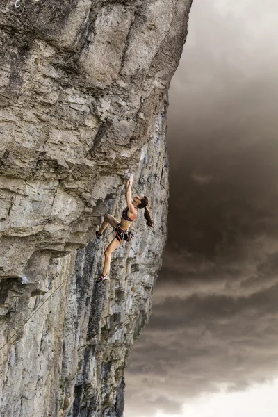 Escalador de rocas aferrado a un acantilado . — Foto de Stock