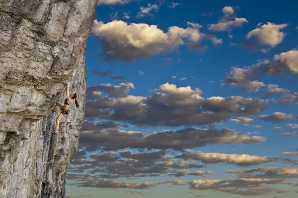 Bergsteiger klammert sich an eine Klippe. — Stockfoto