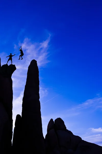 Equipo de escalada en el borde . — Foto de Stock