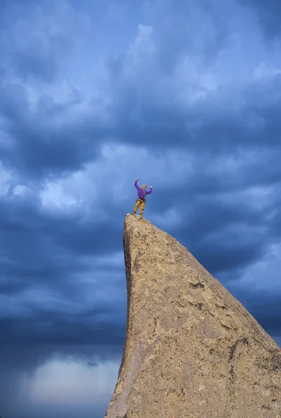 Escalador en el borde . —  Fotos de Stock