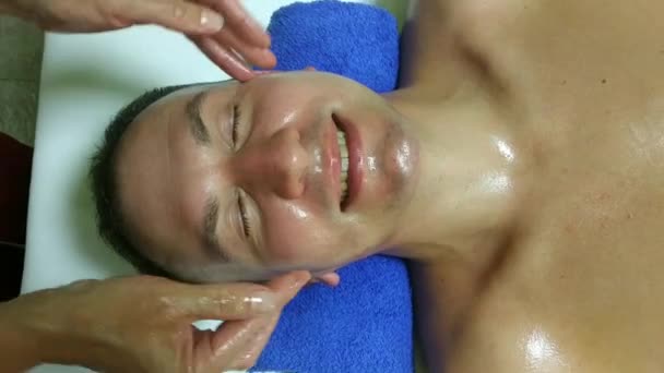 Ölmassage Des Gesichts Massagesalon — Stockvideo