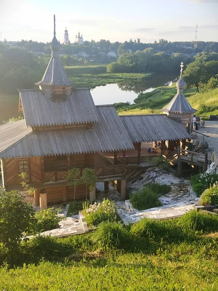 Borowski Krajobraz Drewnianą Świątynią — Zdjęcie stockowe
