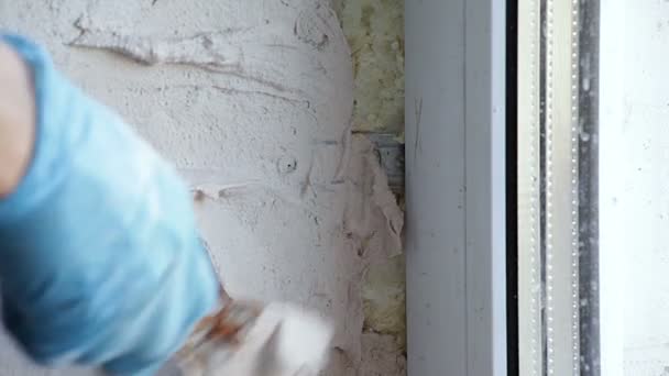 Metselwerk werkt aan een nieuw huis buiten muur — Stockvideo