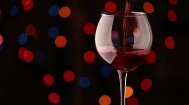 şarap gözlük içine dökme. Yanıp sönen arka plan
