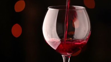 şarap gözlük içine dökme. Yanıp sönen arka plan