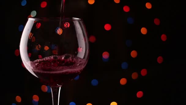 Verser du vin dans des verres. Fond clignotant — Video