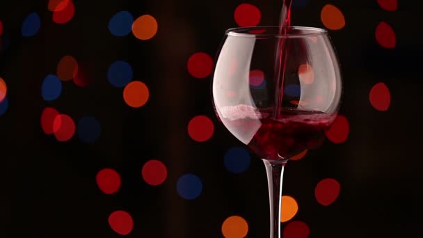 Pouring wine into glasses. Flashing background — Stock Video