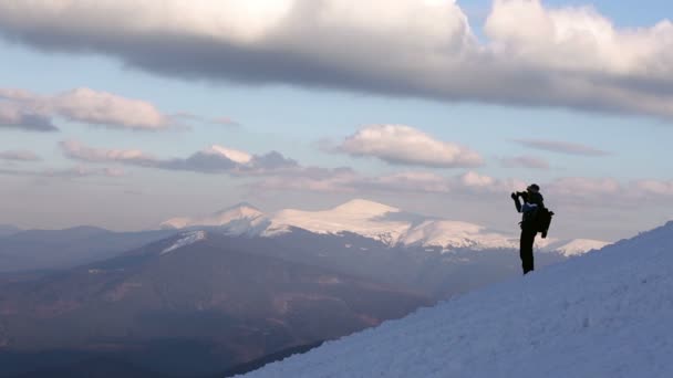 Trabajo de fotógrafo en montaña de invierno — Vídeo de stock