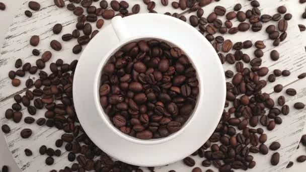 Ranní káva. Kávové kouzlo. Pražená kávová zrna proměnit v voňavý nápoj.