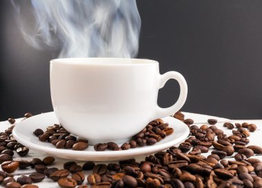 Sıcak kahve duman ve ahşap masa fasulyeli cofee