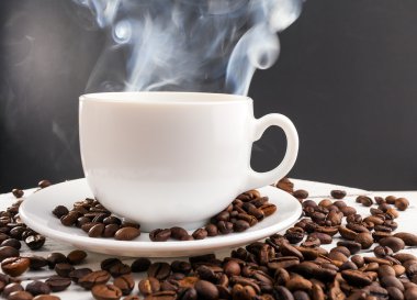 Sıcak kahve duman ve ahşap masa fasulyeli cofee