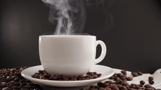 Taza de café sobre fondo negro — Vídeo de stock