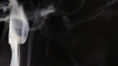 Siyah bir arka plan duman.