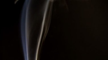 Siyah bir arka plan duman.