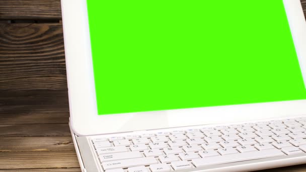 Laptop op zijn bureau. Groen scherm voor de scherminhoud van uw aangepaste — Stockvideo