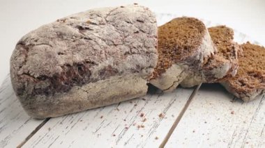 Bir Masadaki Dönen Sepette Ekmek.