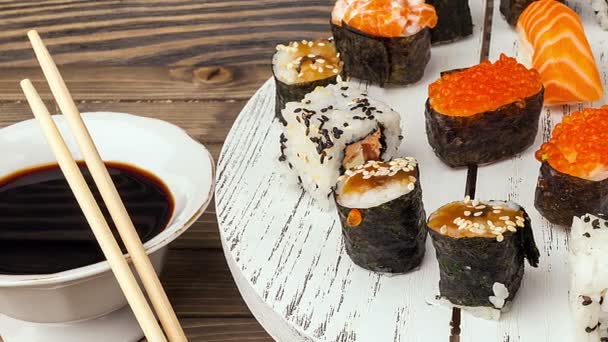 Aziatisch eten en sushi. — Stockvideo