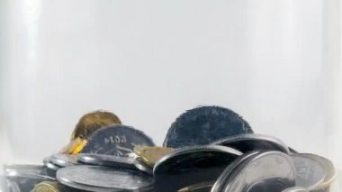 Zaman atlamalı kavanozun içinde düşen sikke