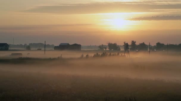 Проміжок часу Схід сонця над туманним озером — стокове відео