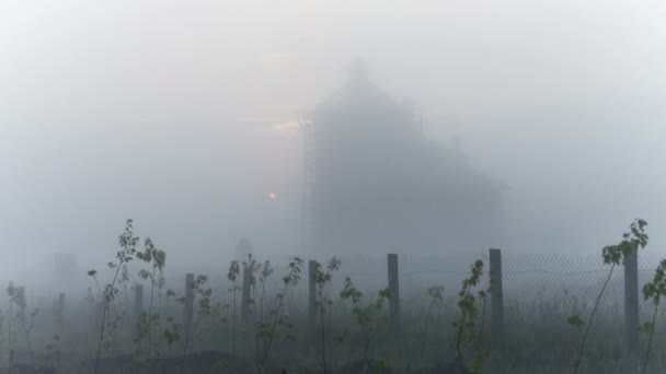 Timelapse dell'alba sopra la torre della chiesa cristiana — Video Stock