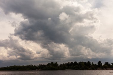 Fırtına öncesi fırtına bulutlarının arkaplanı