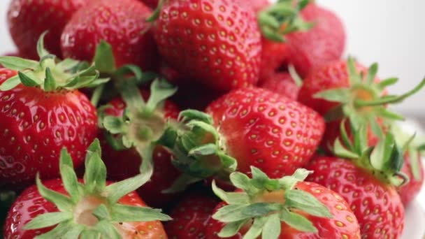 Fresas frescas, maduras y jugosas giran . — Vídeo de stock