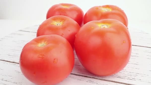 Tomates sobre fundo branco em rotação — Vídeo de Stock