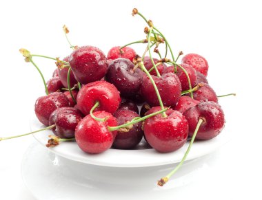 Kirazlar beyaz üzerine izole