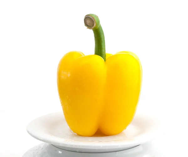 Pimiento amarillo aislado sobre fondo blanco — Foto de Stock