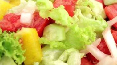 Tabak taze sebze salatası ile iplik