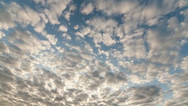 Белые облака бегут над голубым небом — стоковое видео