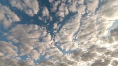 Beyaz bulutların üzerinde mavi gökyüzü çalışan