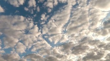 Beyaz bulutların üzerinde mavi gökyüzü çalışan