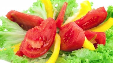 tabak taze sebze salatası ile
