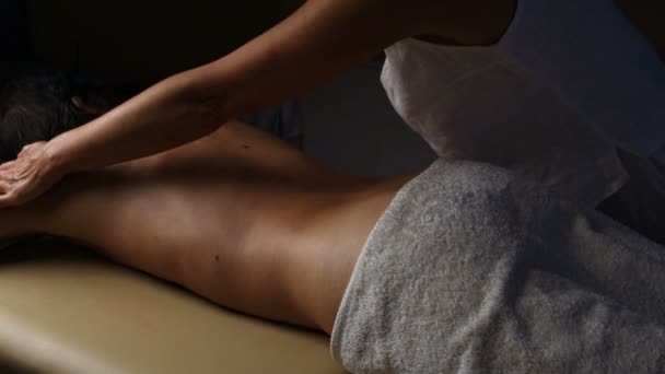 Man koppla av med massage på beauty spa. — Stockvideo