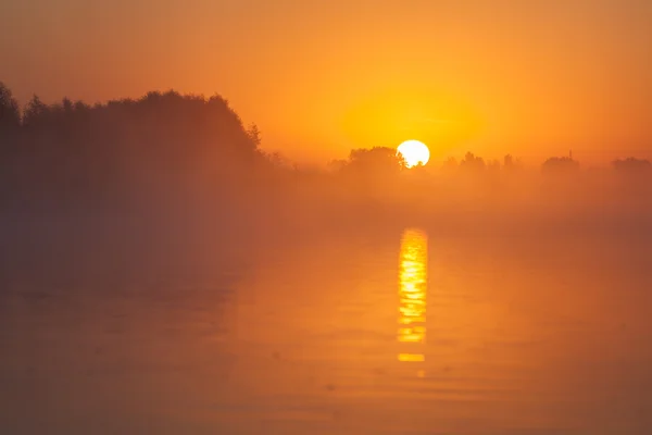 Rode zonsondergang over de rivier — Stockfoto