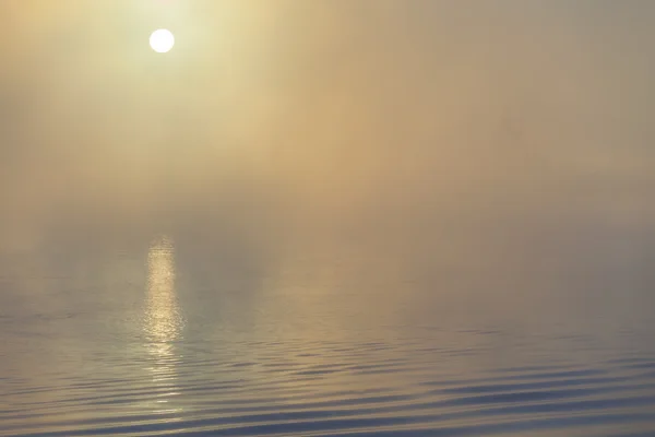 Coucher de soleil rouge sur la rivière — Photo