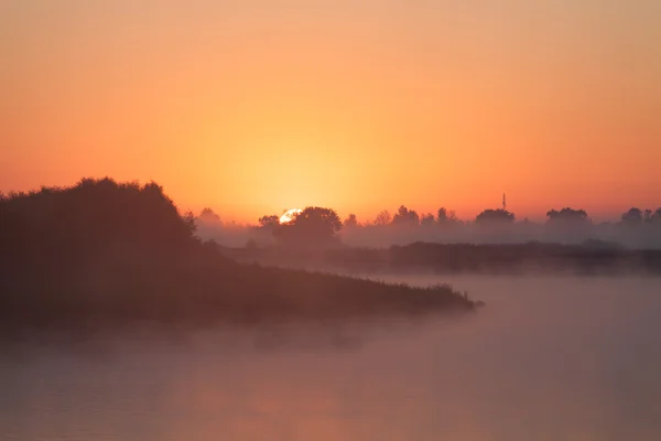 Puesta de sol roja sobre el río —  Fotos de Stock