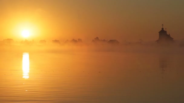 Nascer do sol no lago, nascer do sol sobre o rio, paisagem matinal — Vídeo de Stock