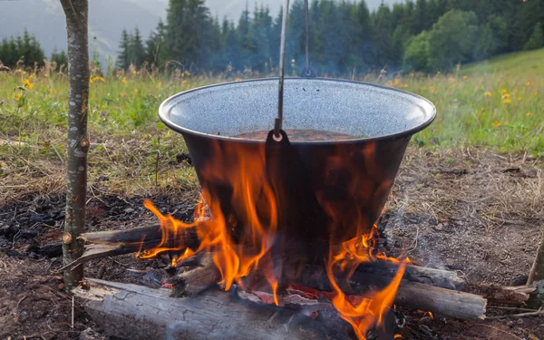 Lagerfeuer und Melone — Stockfoto