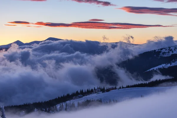 Paysage hivernal fantastique. Ciel couvert dramatique . — Photo