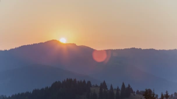 Tidsinställd soluppgång över berget — Stockvideo