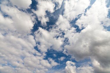 Bulutlara yakın mavi gökyüzü