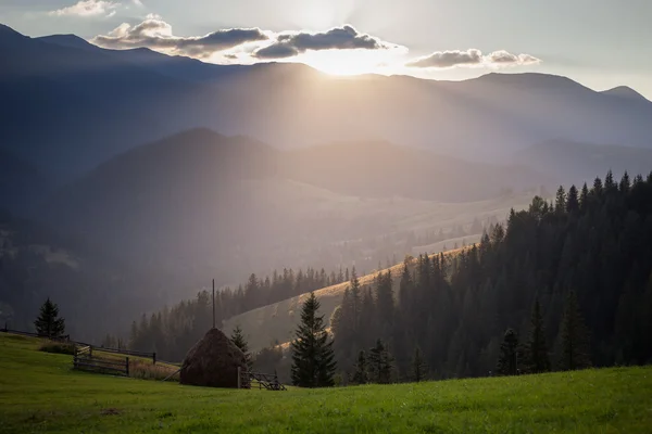 Increíble paisaje de montaña con un pajar — Foto de Stock