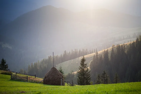 Increíble paisaje de montaña con un pajar — Foto de Stock