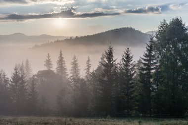 Sis dağ sunrise ışık üzerinde.