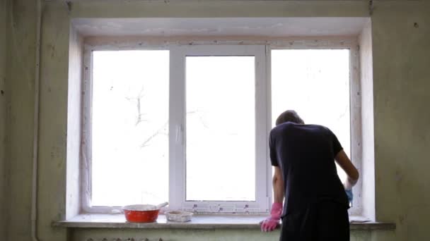 Renovação da casa - Instalação de nova janela — Vídeo de Stock