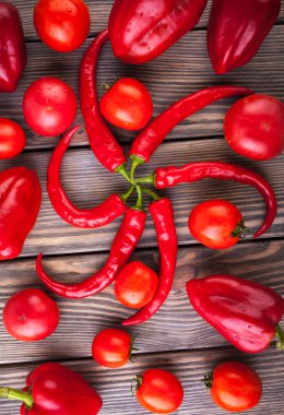 Ahşap masa üzerinde kırmızı sebze kümesi