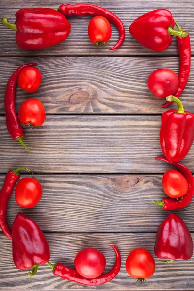 El juego de verduras rojas en la mesa de madera, copiar la imagen del espacio - tomates, pimienta — Foto de Stock