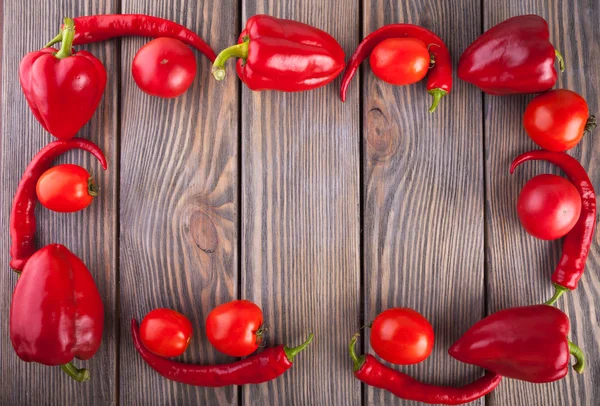 El juego de verduras rojas en la mesa de madera, copiar la imagen del espacio - tomates, pimienta — Foto de Stock